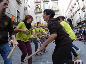 Assaig de Fal·lera Girona amb els bastoners, músics i tota la faràndula festiva