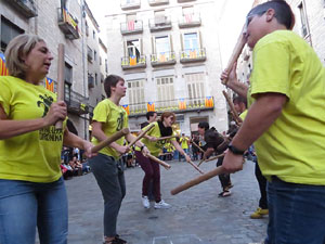 Assaig de Fal·lera Girona amb els bastoners, músics i tota la faràndula festiva