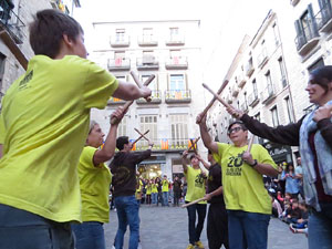 Assaig de Fal·lera Girona amb els bastoners, músics i tota la faràndula festiva