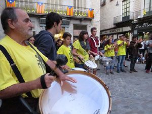 Assaig de Fal·lera Girona amb els bastoners, músics i tota la faràndula festiva