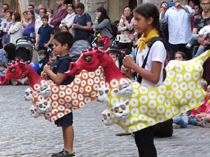 Assaig de Fal&middot;lera Girona amb els bastoners, m&uacute;sics i tota la far&agrave;ndula festiva