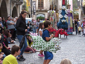 Assaig de Fal&middot;lera Girona amb els bastoners, m&uacute;sics i tota la far&agrave;ndula festiva
