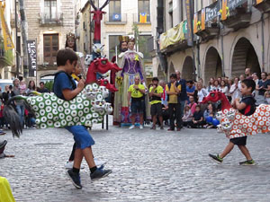 Assaig de Fal&middot;lera Girona amb els bastoners, m&uacute;sics i tota la far&agrave;ndula festiva