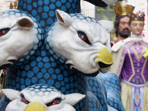 Assaig de Fal&middot;lera Girona amb els bastoners, m&uacute;sics i tota la far&agrave;ndula festiva