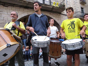 Assaig de Fal&middot;lera Girona amb els bastoners, m&uacute;sics i tota la far&agrave;ndula festiva