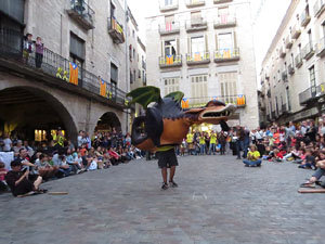Assaig de Fal&middot;lera Girona amb els bastoners, m&uacute;sics i tota la far&agrave;ndula festiva