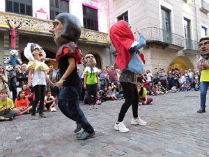 Assaig de Fal&middot;lera Girona amb els bastoners, m&uacute;sics i tota la far&agrave;ndula festiva