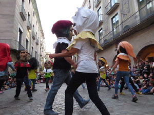 Assaig de Fal&middot;lera Girona amb els bastoners, m&uacute;sics i tota la far&agrave;ndula festiva
