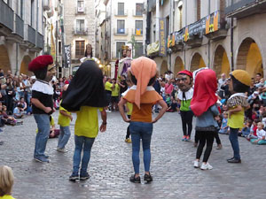 Assaig de Fal&middot;lera Girona amb els bastoners, m&uacute;sics i tota la far&agrave;ndula festiva