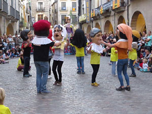 Assaig de Fal&middot;lera Girona amb els bastoners, m&uacute;sics i tota la far&agrave;ndula festiva
