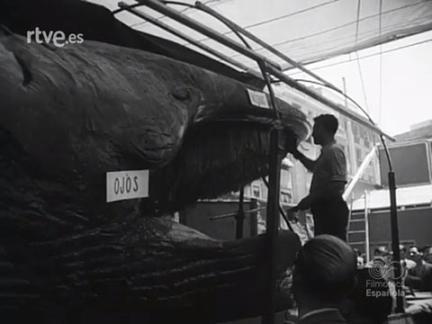 Un operari preparant la balena a la carpa d'exhibició