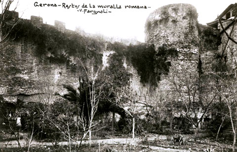 La Torre del Vescomte amb els murs contigus vista des del pati de la Casa Agullana. 1911-1936