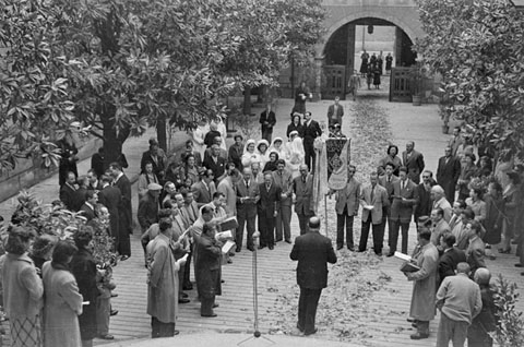 Actuaci&oacute; de la coral del GEiEG, dirigida pel m&uacute;sic Josep Viader, al pati de les Magn&ograve;lies. 25 d'abril de 1954