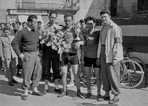Cursa ciclista organitzada pel GEiEG. Retrat dels guanyadors a l'encreuament entre la rambla Jacint Verdaguer i el carrer Albereda. 2 de mar&ccedil; de 1952