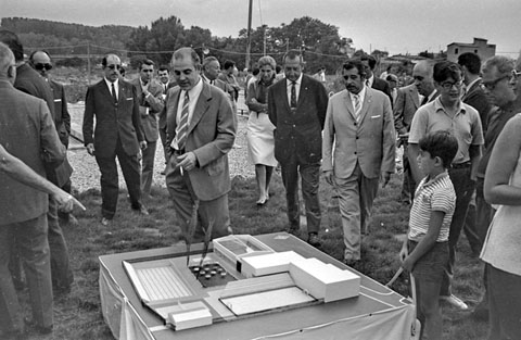 Visita de les autoritats a la nova piscina del GEiEG a Sant Pon&ccedil;. S'identifiquen el delegat provincial d'Esports, Francisco Guti&eacute;rrez Cambras, el president de l'entitat, Emili Caula Quintanas i, a l'esquerra, l'alcalde de Girona Josep Bonet Cuf&iacute;. 29 d'agost 1970