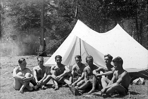 Excursió del GEiEG a Aigüestortes. Acampada amb tendes a prop de l'estany de Sant Maurici. Retrat d'un grup d'homes davant una tenda. 1930-1935
