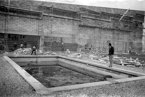 Obres de construcció de la piscina interior del GEiEG Sant Ponç. 1971