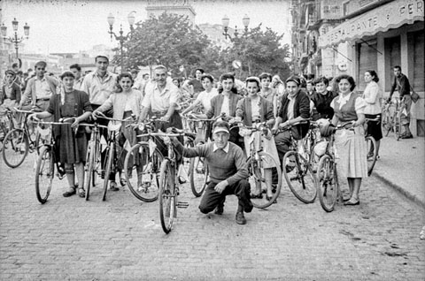 XI Festa del Pedal, organitzada pel GEiEG. Retrat d'un grup davant del restaurant Perich, a l'inici de la rambla Jacint Verdaguer. 8 de juny de 1952