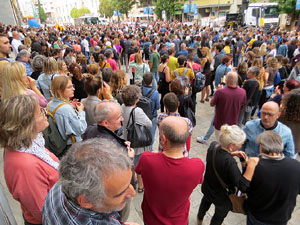 Concentraci&oacute; de rebuig de la sent&egrave;ncia davant la seu de la Generalitat a Girona