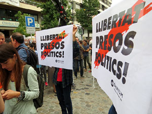 Concentraci&oacute; de rebuig de la sent&egrave;ncia davant la seu de la Generalitat a Girona