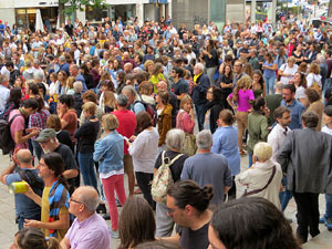 Concentraci&oacute; de rebuig de la sent&egrave;ncia davant la seu de la Generalitat a Girona