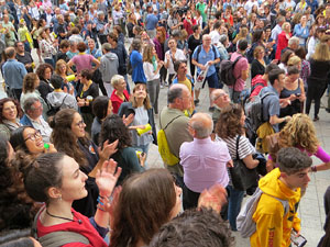 Concentraci&oacute; de rebuig de la sent&egrave;ncia davant la seu de la Generalitat a Girona
