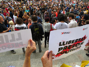 Concentraci&oacute; de rebuig de la sent&egrave;ncia davant la seu de la Generalitat a Girona