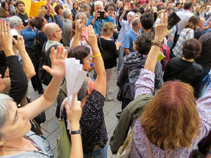 Concentraci&oacute; de rebuig de la sent&egrave;ncia davant la seu de la Generalitat a Girona