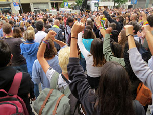 Concentraci&oacute; de rebuig de la sent&egrave;ncia davant la seu de la Generalitat a Girona