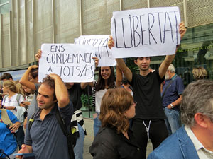 Concentraci&oacute; de rebuig de la sent&egrave;ncia davant la seu de la Generalitat a Girona