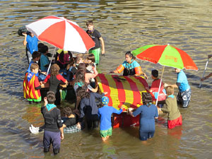 Fires 2019. 8a. Baixada d'Andr&ograve;mines pel riu Onyar del segle XXI