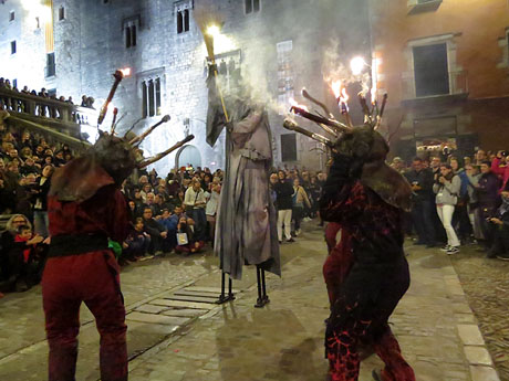 Fires 2019. La Drakofarra, descens del Beatusaure i del petit Drac Major per les escales de la Catedral de Girona