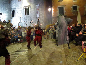 Fires 2019. La Drakofarra, descens del Beatusaure i del petit Drac Major per les escales de la Catedral de Girona