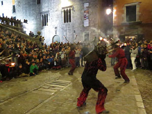 Fires 2019. La Drakofarra, descens del Beatusaure i del petit Drac Major per les escales de la Catedral de Girona