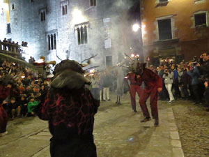 Fires 2019. La Drakofarra, descens del Beatusaure i del petit Drac Major per les escales de la Catedral de Girona