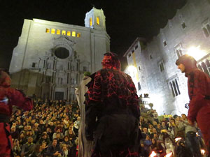 Fires 2019. La Drakofarra, descens del Beatusaure i del petit Drac Major per les escales de la Catedral de Girona