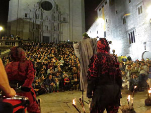 Fires 2019. La Drakofarra, descens del Beatusaure i del petit Drac Major per les escales de la Catedral de Girona