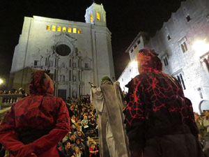 Fires 2019. La Drakofarra, descens del Beatusaure i del petit Drac Major per les escales de la Catedral de Girona