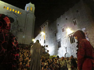 Fires 2019. La Drakofarra, descens del Beatusaure i del petit Drac Major per les escales de la Catedral de Girona
