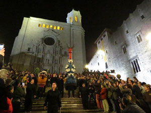Fires 2019. La Drakofarra, descens del Beatusaure i del petit Drac Major per les escales de la Catedral de Girona