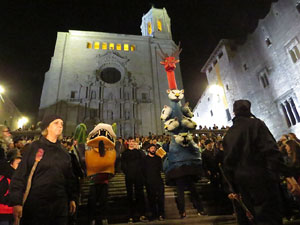 Fires 2019. La Drakofarra, descens del Beatusaure i del petit Drac Major per les escales de la Catedral de Girona