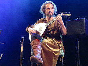 Fires 2019. Actuaci&oacute; de Els Berros de la Cort a la pla&ccedil;a de Sant Feliu