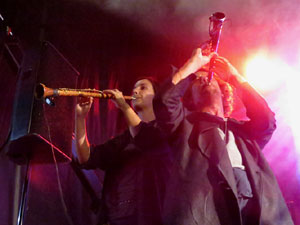 Fires 2019. Actuaci&oacute; de Els Berros de la Cort a la pla&ccedil;a de Sant Feliu