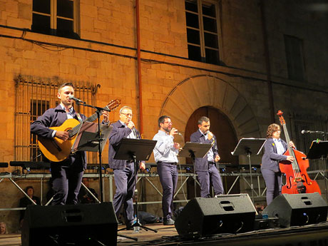 Fires 2019. Tradicional cantada d'havaneres a les escales de la Catedral pel grup Terra Endins