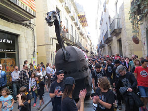 Fires 2019. Passejada de Fires de la Mula Baba i representaci&oacute; de titelles