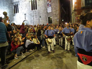 Fires 2019. Pujada d'un pilar per les escales de la Catedral, a càrrec dels Marrecs de Salt