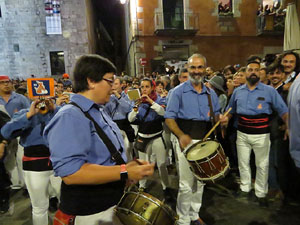 Fires 2019. Pujada d'un pilar per les escales de la Catedral, a càrrec dels Marrecs de Salt