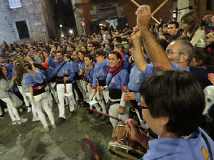 Fires 2019. Pujada d'un pilar per les escales de la Catedral, a càrrec dels Marrecs de Salt