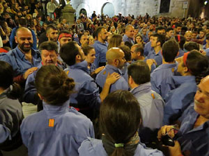 Fires 2019. Pujada d'un pilar per les escales de la Catedral, a càrrec dels Marrecs de Salt