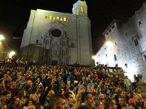 Fires 2019. Pujada d'un pilar per les escales de la Catedral, a càrrec dels Marrecs de Salt